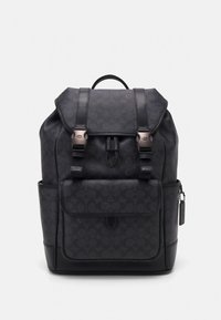 Svart ryggsäck med texturerad yta, dubbla remmar, metallbeslag, framficka och subtilt mönster. Mjuka läderdetaljer förhöjer designen.