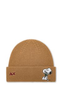 Cappello beanie lavorato a maglia marrone con risvolto, caratterizzato da un design ricamato di Snoopy che tiene un fiore e un logo rosso sul risvolto.