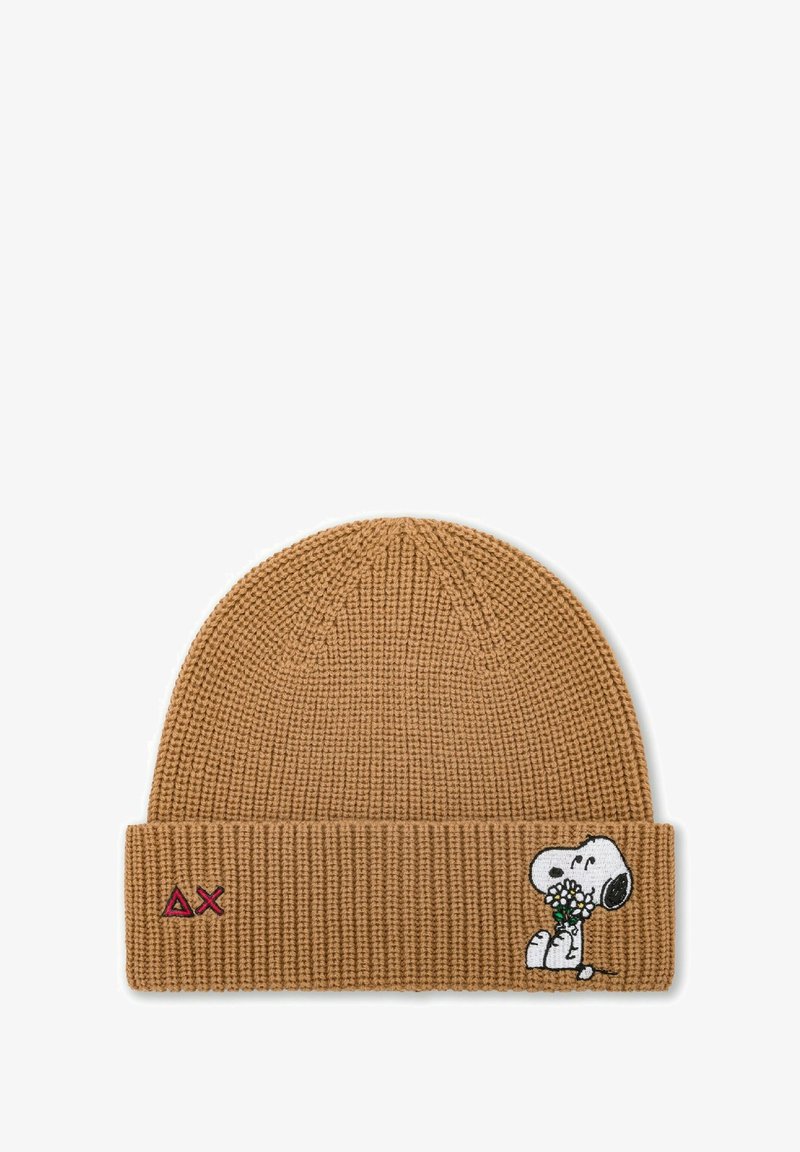 Cappello beanie lavorato a maglia marrone con risvolto, caratterizzato da un design ricamato di Snoopy che tiene un fiore e un logo rosso sul risvolto.