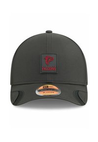 Schwarze Kappe mit strukturiertem Design, versehen mit einem roten Atlanta Falcons-Logo auf einem strukturierten Patch und einem verstellbaren Riemen auf der Rückseite.