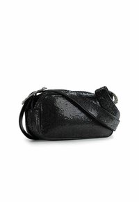 Bolso negro con un diseño elegante, cubierto de pequeñas lentejuelas brillantes. Cuenta con una correa negra y cierre metálico. Textura suave.