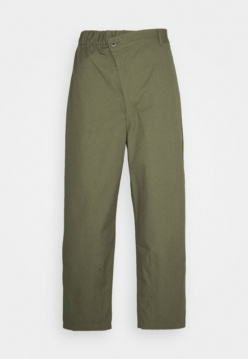 Pantalon droit vert olive avec taille élastique, fermeture par bouton et passants de ceinture sur fond uni.