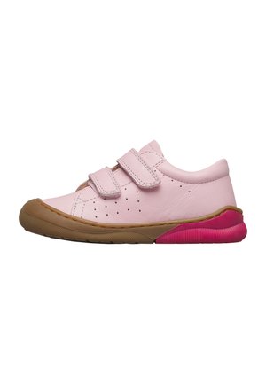 Zapatilla infantil de color rosa claro con dos tiras de velcro, laterales perforados, suela marrón y detalle en talón de color rosa brillante.