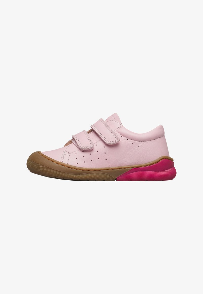Zapatilla infantil de color rosa claro con dos tiras de velcro, laterales perforados, suela marrón y detalle en talón de color rosa brillante.