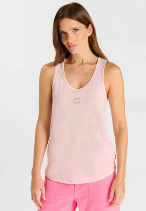 Débardeur rose clair avec un col en V arrondi et un design sans manches, arborant un logo discret de la même couleur sur la poitrine.