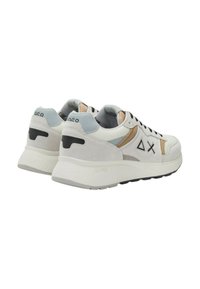 Sneakers con una toma in materiali misti in grigio chiaro, beige e blu. Presentano un collare imbottito, una suola testurizzata e dettagli neri.