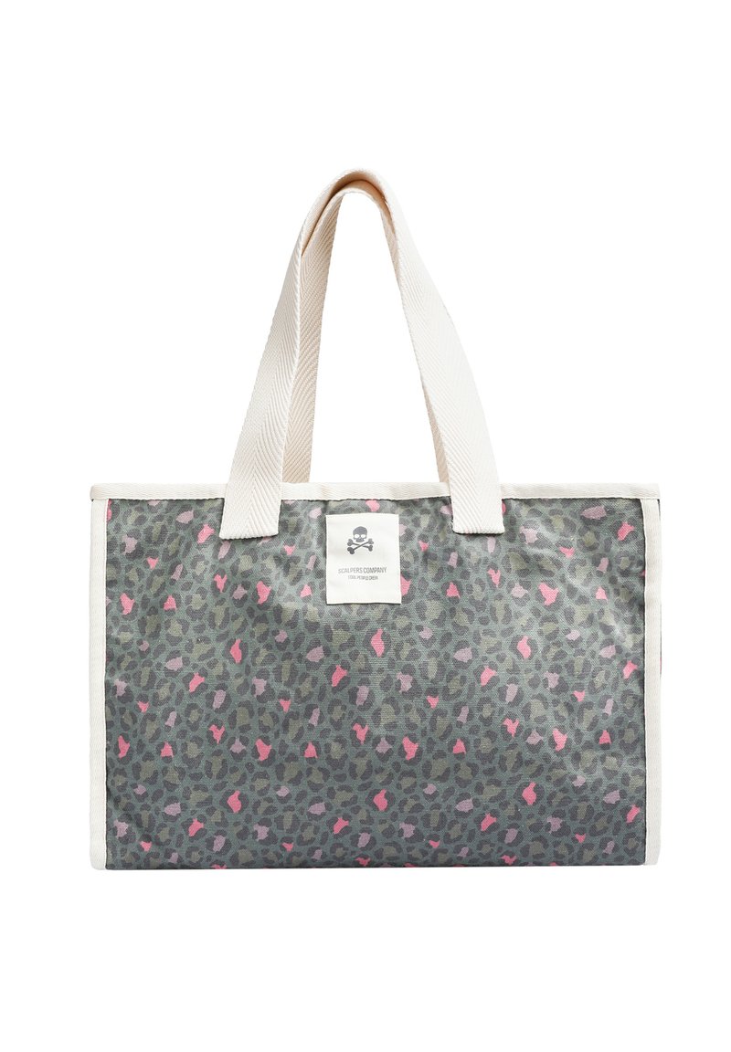 Bolso tote rectangular con estampado de leopardo en verde oscuro, rosa y púrpura, asas blancas y una pequeña etiqueta con un logo de calavera en la parte superior central.