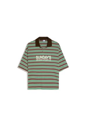 Kurzärmeliges Poloshirt mit braunen, grünen und weißen horizontalen Streifen und dem Text "SUNDAY'S STUDIO LIFESTYLE" auf der Vorderseite.
