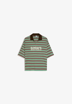 Koszulka polo z krótkim rękawem w brązowe, zielone i białe poziome paski oraz napisem "SUNDAY'S STUDIO LIFESTYLE" na przodzie.