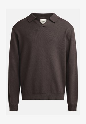 Pull en tricot de couleur brun foncé avec un col, design en V, manches longues et bords côtelés aux poignets et à l'ourlet. Étiquette indiquant "REBEL."