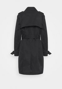 Černý trench coat s páskem v pase, s ramenními epolety a vrstveným zadním designem. Vyrobený z hladké, voděodolné látky.