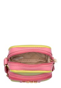 Borsa a due scomparti rosa e gialla con chiusure a zip, dettagli in hardware dorato e una superficie liscia. Interno foderato in tessuto beige.