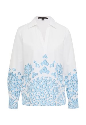 Witte blouse met lange mouwen en een v-hals, versierd met een blauw abstract patroon aan de onderkant en op de mouwen. Gemaakt van een lichte stof.