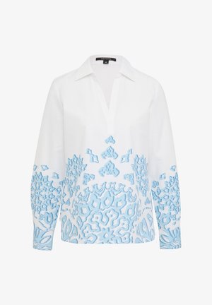 Biała bluzka z długim rękawem, z dekoltem w kształcie litery V, z niebieskim abstrakcyjnym wzorem na dolnym brzegu i rękawach. Wykonana z lekkiego materiału.