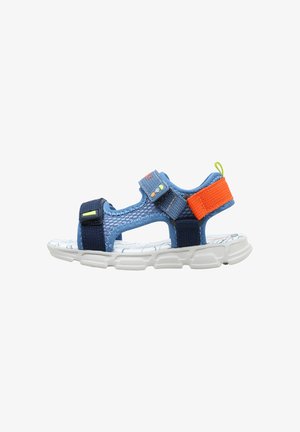 Sandalia para niños pequeños en azul y marino con tira naranja, cierres ajustables y suela blanca acolchada con plantilla estampada.