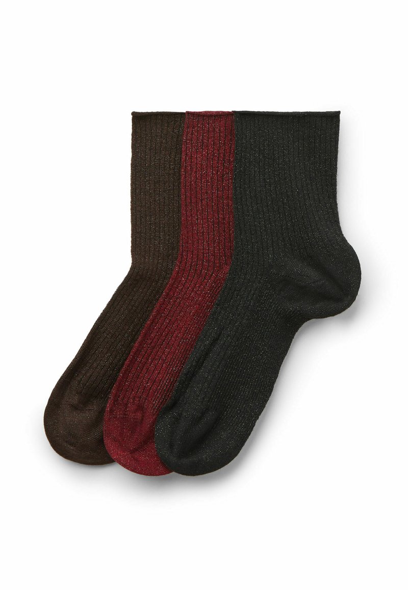 Trzy pary skarpetek żeberkowych w ciemnym brązie, burgundzie i czerni. Każda skarpetka ma fakturowany wzór z przyjemnym dopasowaniem.