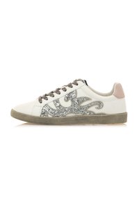 Zapatilla blanca de cuero con un diseño abstracto plateado brillante, cordones grises y un acento en el talón beige. Suela de goma texturizada.