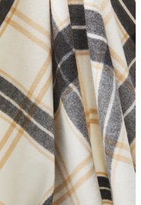 Rutet fleece-stoff i hvit, grå og beige med en myk tekstur, med skjærende linjer og et koselig, varmt utseende.