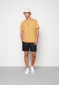 Nike Sportswear TEE - T-shirt básica - gold-coloured