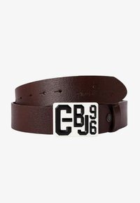 Cintura in pelle marrone con una fibbia rettangolare in argento con la scritta nera in rilievo "CBJ96". Finitura texturizzata con diversi fori di regolazione.