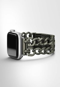 Reloj inteligente con una carcasa plateada, pantalla negra y una correa de eslabones en color verde oscuro, desmontable. Presenta un cierre con detalles metálicos.