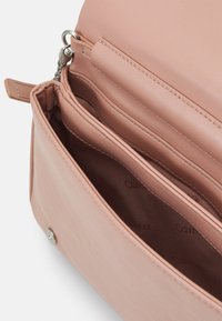 Calvin Klein RELOCK QUILT SHOULDER BAG - Taška cez plece - ash rose