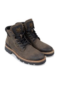 Bruine leren wandelschoenen met zwarte stoffen accenten, vetersluiting, ronde neus en een gestructureerde rubberen zool. Beschikt over merklabels aan de zijkanten.