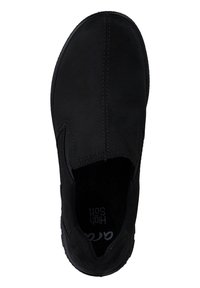 Schwarzer Slipper mit runder Zehenform, glatter Oberfläche, gestickten Details, elastischen Seiten und gepolstertem Fußbett, das mit "High Soft" beschriftet ist.