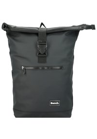 Sac à dos noir imperméable à rouleau avec une poche zippée avant, une sangle d'épaule réglable et un label logo Bench à la base. Texture lisse.