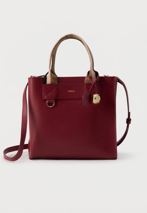 Κόκκινη δερμάτινη τσάντα Furla με μπεζ υφασμάτινες λαβές, χρυσές μεταλλικές λεπτομέρειες και αποσπώμενο ιμάντα ώμου.