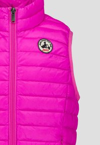 Gewatteerd mouwloos vest in felroze met een hoge kraag, een ritssluiting aan de voorkant en een ronde patch met logo aan de linker bovenkant. Gladde textuur.