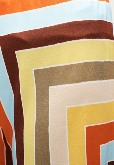 Ύφασμα με έντονες συγκεντρικές τετράγωνες ρίγες σε πορτοκαλί, ανοιχτό μπλε, καφέ, κίτρινο, μπεζ και ταμπ τόνους.