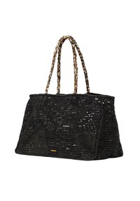 Bolso tote tejido negro con forma estructurada, que presenta asas trenzadas en marrón y beige. Acento de logo dorado en la parte frontal.