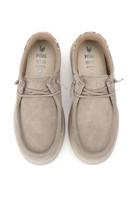 Zapatos de ante beige con punta redondeada, perfil bajo y suela de goma beige. Presentan un forro con un patrón sutil y cordones ajustables. Talla 37.