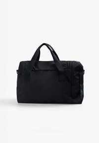 Bolsa de lona negra hecha de nylon duradero, con dos asas superiores, cierre de cremallera y un bolsillo de malla lateral para almacenamiento.