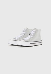 Sneakers alte in tessuto glitter argento, con lacci bianchi, suola in gomma nera con strisce bianche e una patch rotonda con il logo.