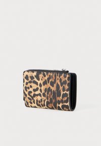 Novčanik s leopard uzorkom, teksturirane površine, crnim obrubom i zatvaranjem na zip. Kompaktni pravokutni oblik, dizajniran za laku prenosivost.