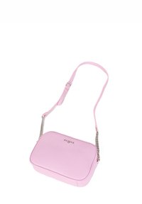Borsa a tracolla rettangolare rosa con superficie texturizzata, una singola tracolla e un accento in catena metallica. Presenta un logo del brand sul fronte.