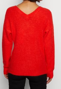 Morgan Trui - red