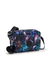 Borsa da esterno realizzata in tessuto resistente, caratterizzata da un vivace motivo floreale in viola, blu e nero, con un portachiavi a forma di scimmia staccabile.