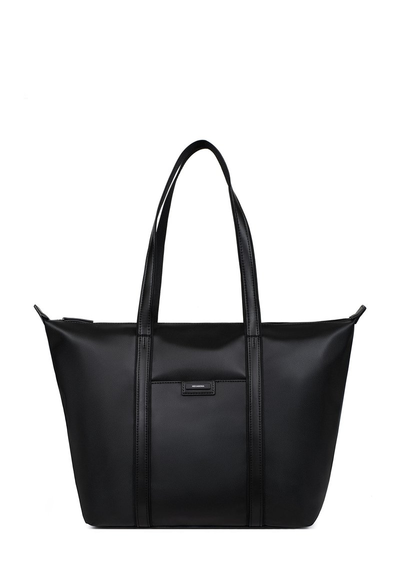 Czarna torba tote wykonana z teksturowanego materiału, z podwójnymi uchwytami na górze, bez wyraźnej struktury oraz małą naszywką z logo z przodu.
