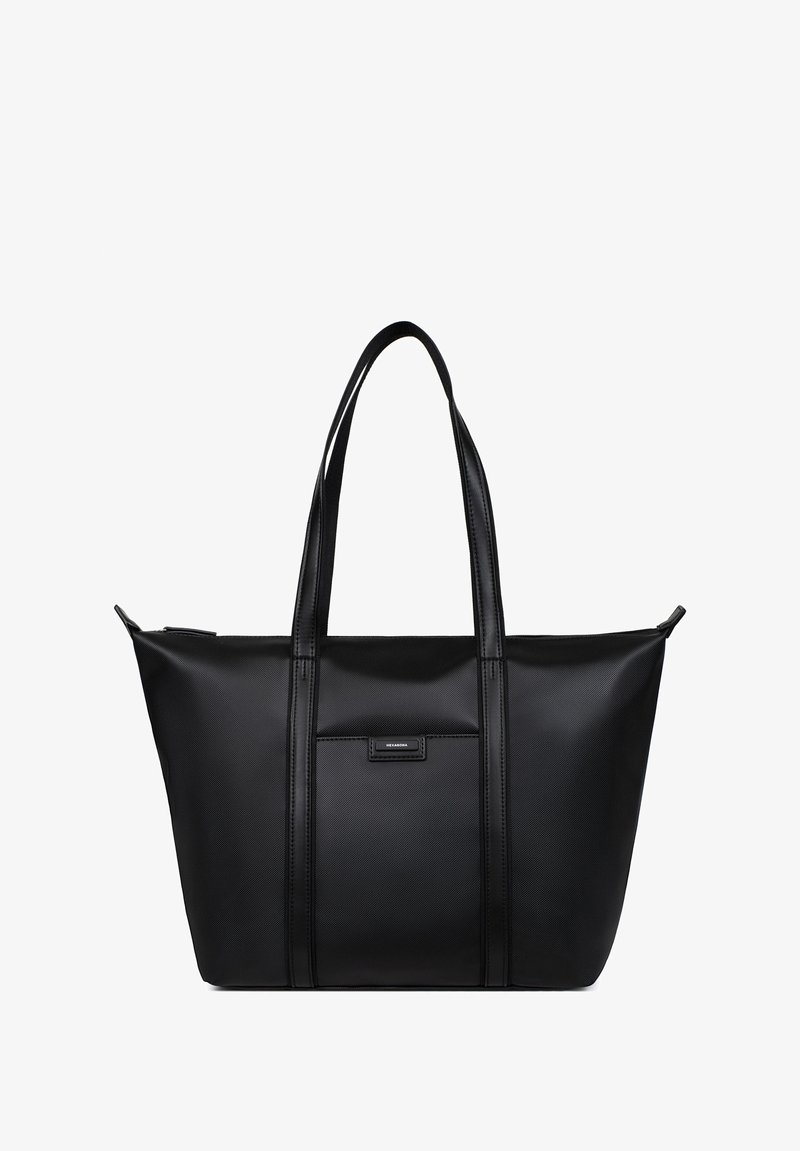 Czarna torba tote wykonana z teksturowanego materiału, z podwójnymi uchwytami na górze, bez wyraźnej struktury oraz małą naszywką z logo z przodu.