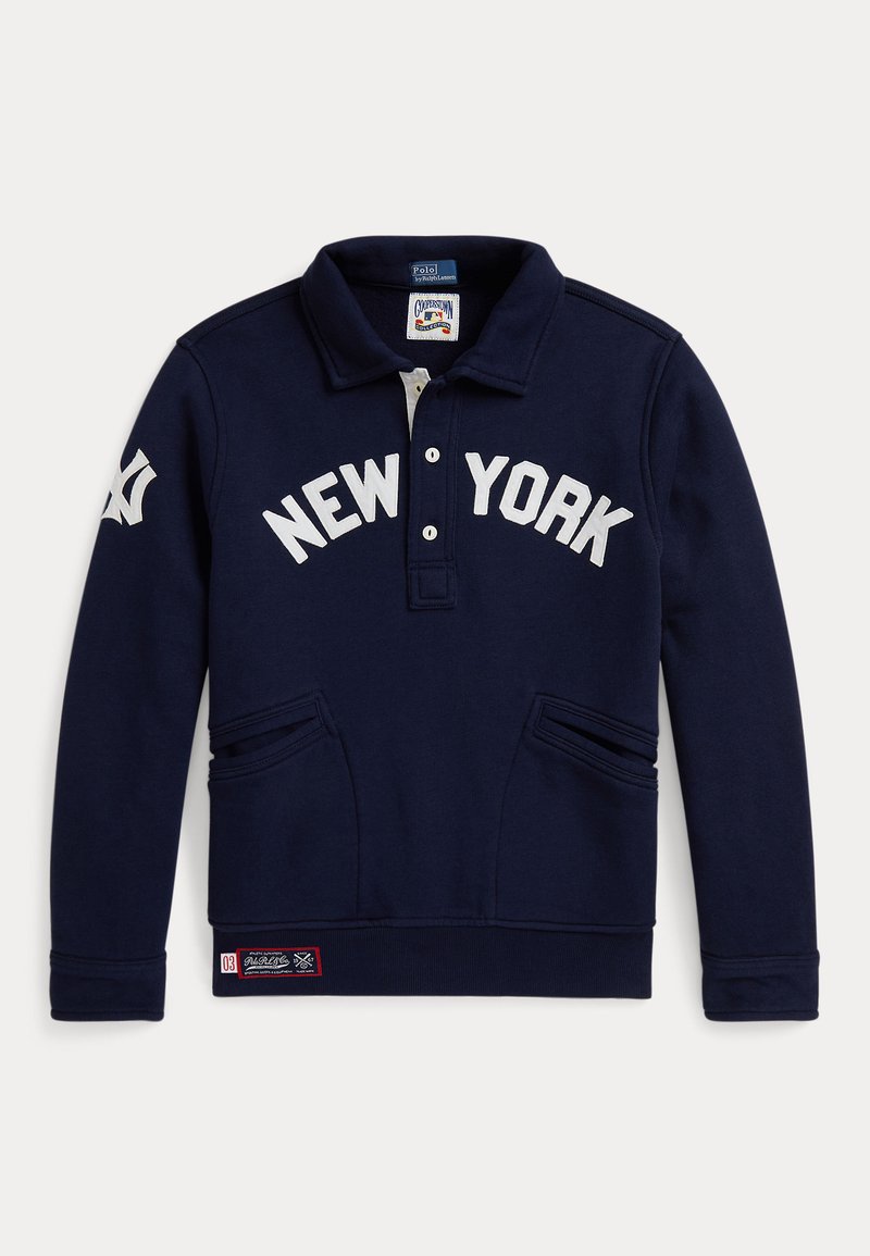 Marineblå genser med krage, med "NEW YORK" i hvite bokstaver, to frontlommer og et lite logo-patch nederst.