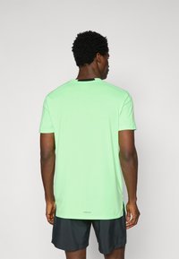 Lichtgroen sportt-shirt met korte mouwen en een ronde hals, met een zwarte accent aan de achterkant. Gemaakt van ademend materiaal, met AeroReady branding.