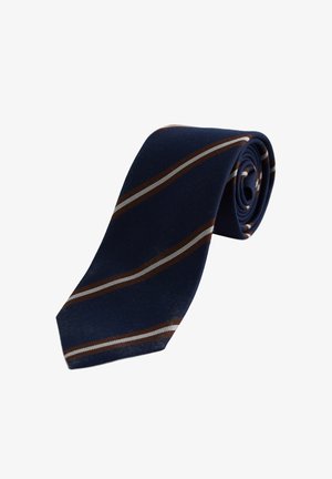 Tengerészkék nyakkendő, barna és fehér átlós csíkokkal, gondosan feltekerve fehér háttéren.