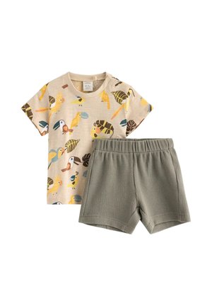 Beige lyhythihainen taaperopaita, jossa värikkäitä lintukuoseja, yhdistetty harmaisiin teksturoiduilla joustovyötäröllä varustettuihin shortseihin.