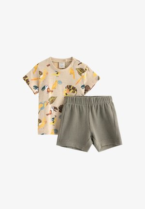 Beige lyhythihainen taaperopaita, jossa värikkäitä lintukuoseja, yhdistetty harmaisiin teksturoiduilla joustovyötäröllä varustettuihin shortseihin.