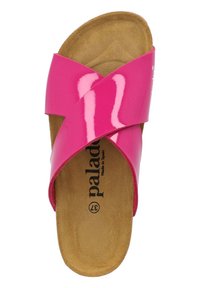 Sandalia deslizante de charol rosa con tiras entrecruzadas. Plantilla contorneada marrón con acabado texturizado. Presenta la marca en la plantilla.