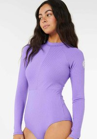 Maillot de bain violet à manches longues avec une texture côtelée, présentant un col haut et une coupe ajustée. Les détails latéraux soulignent la taille.