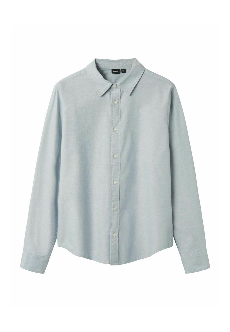 Lichtblauwe blouse met lange mouwen, knoopsluiting aan de voorkant, klassieke kraag en een zachte stofstructuur. Heeft subtiele stiksels en een afgeronde zoom.